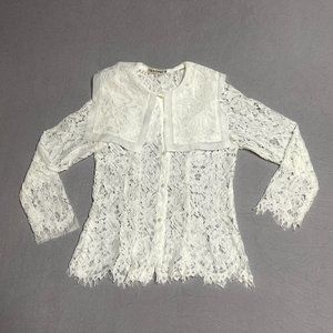 V.H.N DESIGN. BEAUTIFUL WHITE LACE BLOUSE. It’s XL but fits like a S